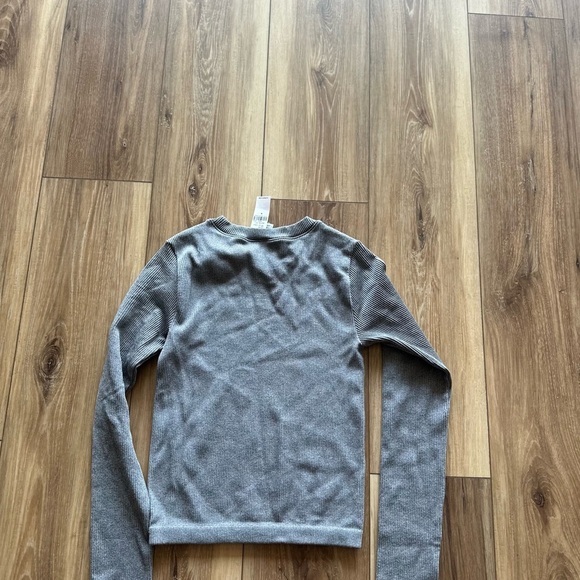 Old Navy women’s gray exhale seamless fitted rib Long Sleeve Top size medium NWT - Picture 5 of 5